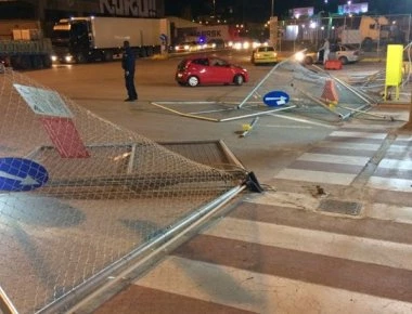 Σοβαρές ζημιές στην περίφραξη των λιμενικών εγκαταστάσεων του ΟΛΠ από μέλη του ΠΑΜΕ